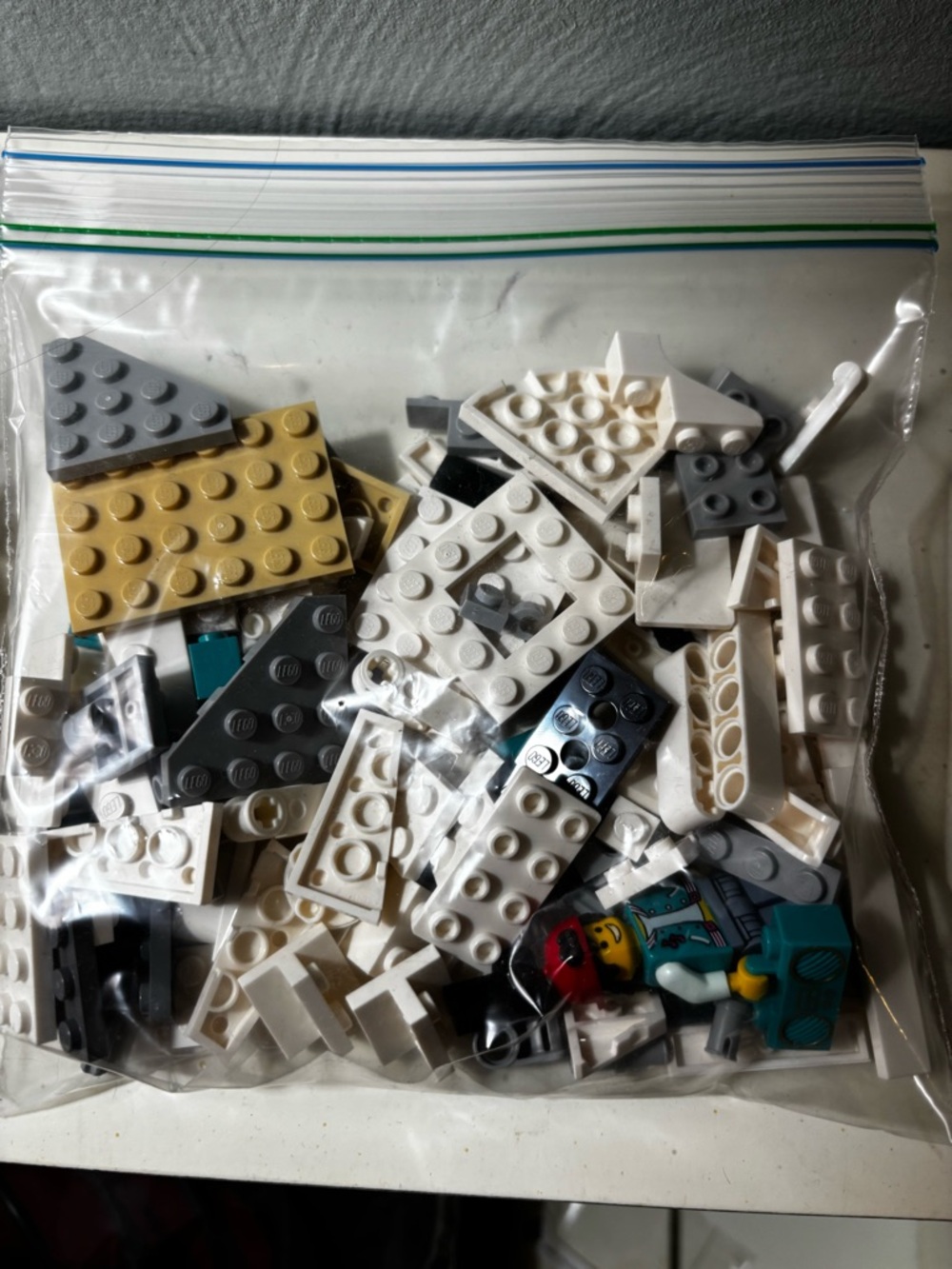 Lego pieces plus figure